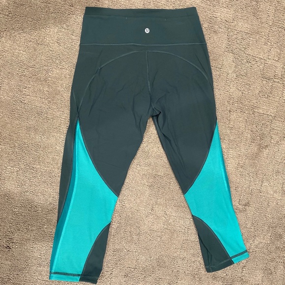 Lululemon mix and mesh crop leggings EUC - Picture 2 of 5